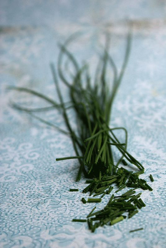 Ricetta: zuppa di patate e porri con semi di finocchio ed erba cipollina