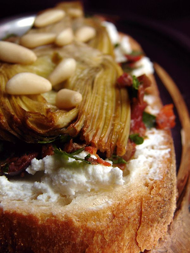 Bruschetta con carciofi, olive, pomodori secchi e caprino