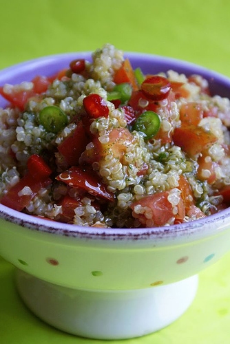 Insalata di pomodori con quinoa, peperoncino fresco e olio di origano