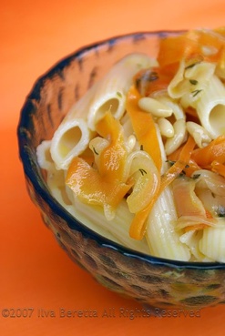 Ricetta: Pasta con carote, cipolle, timo e pinoli