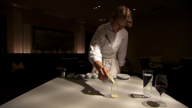 Grant Achaz, chef e proprietario del ristorante Alinea di Chicago, tre stelle Michelin nel 2011 e nel 2012