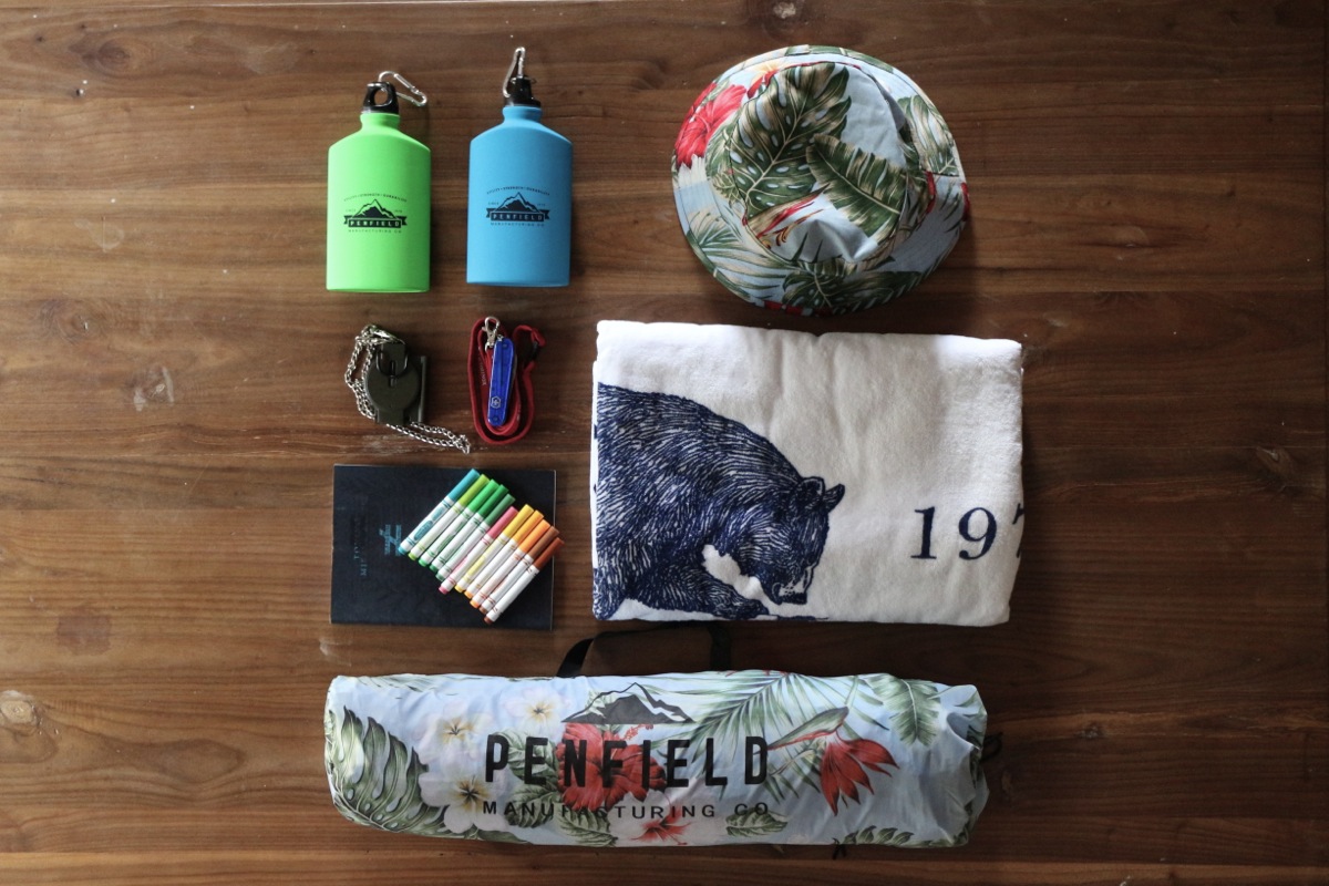 tenda due posti, cappello, telo da mare, borracce: Penfield coltellino: Victorinox bussola: senza marchio quaderno: pezzo unico di libreria Scripta Manent, Roma colori: Crayola