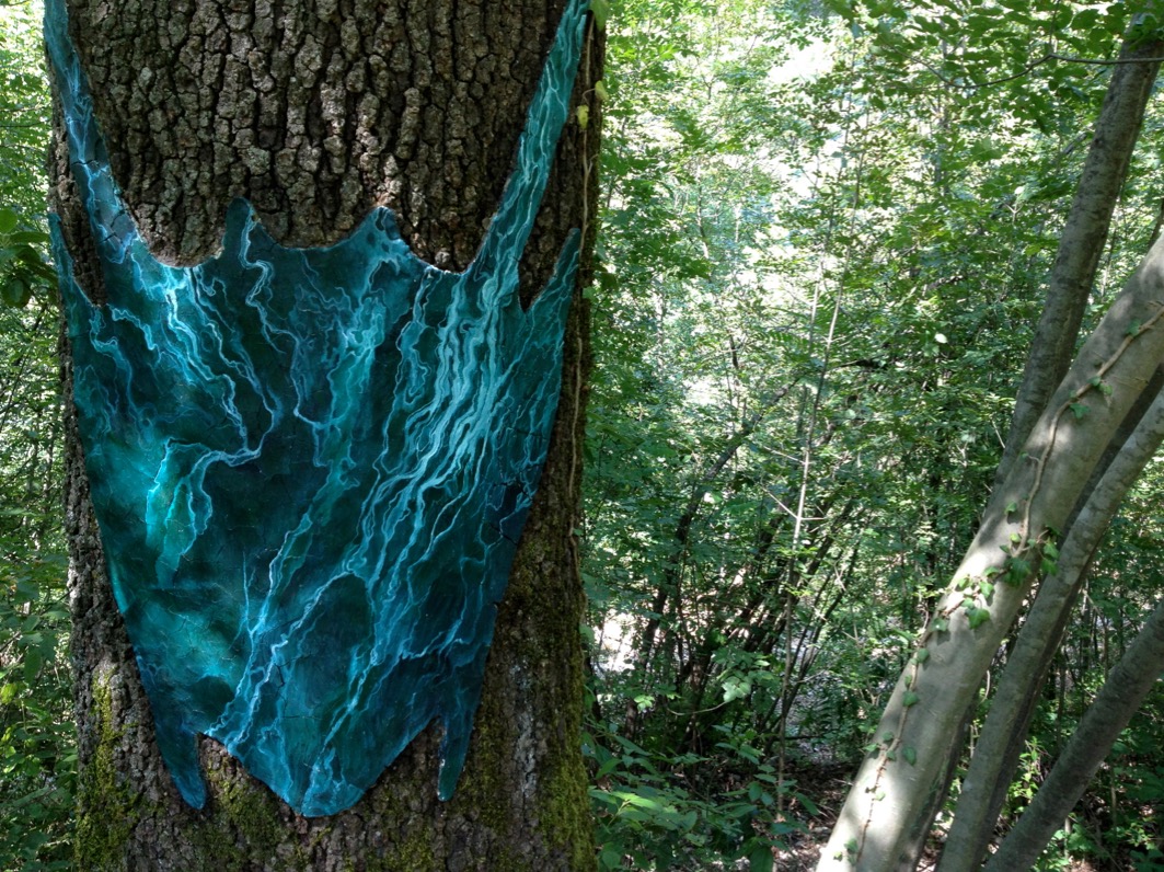 Mirko Canesi, “Fall and Rising, Fall and Rising, Fall and Rising... ”, trompe l’oéil su tronco utilizzando il fango del vicino fiume Metauro, dimensioni variabili, Riserva della Gola del Furlo, 2013