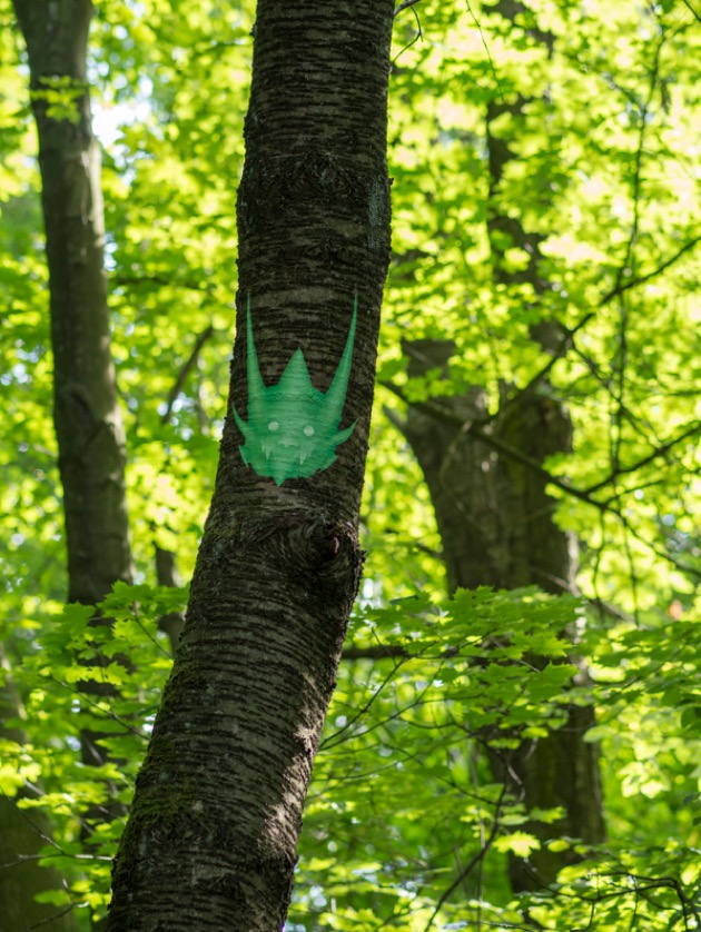 Mirko Canesi, “Fall and Rising, Fall and Rising, Fall and Rising...”, elemento pittorico su albero, 2012