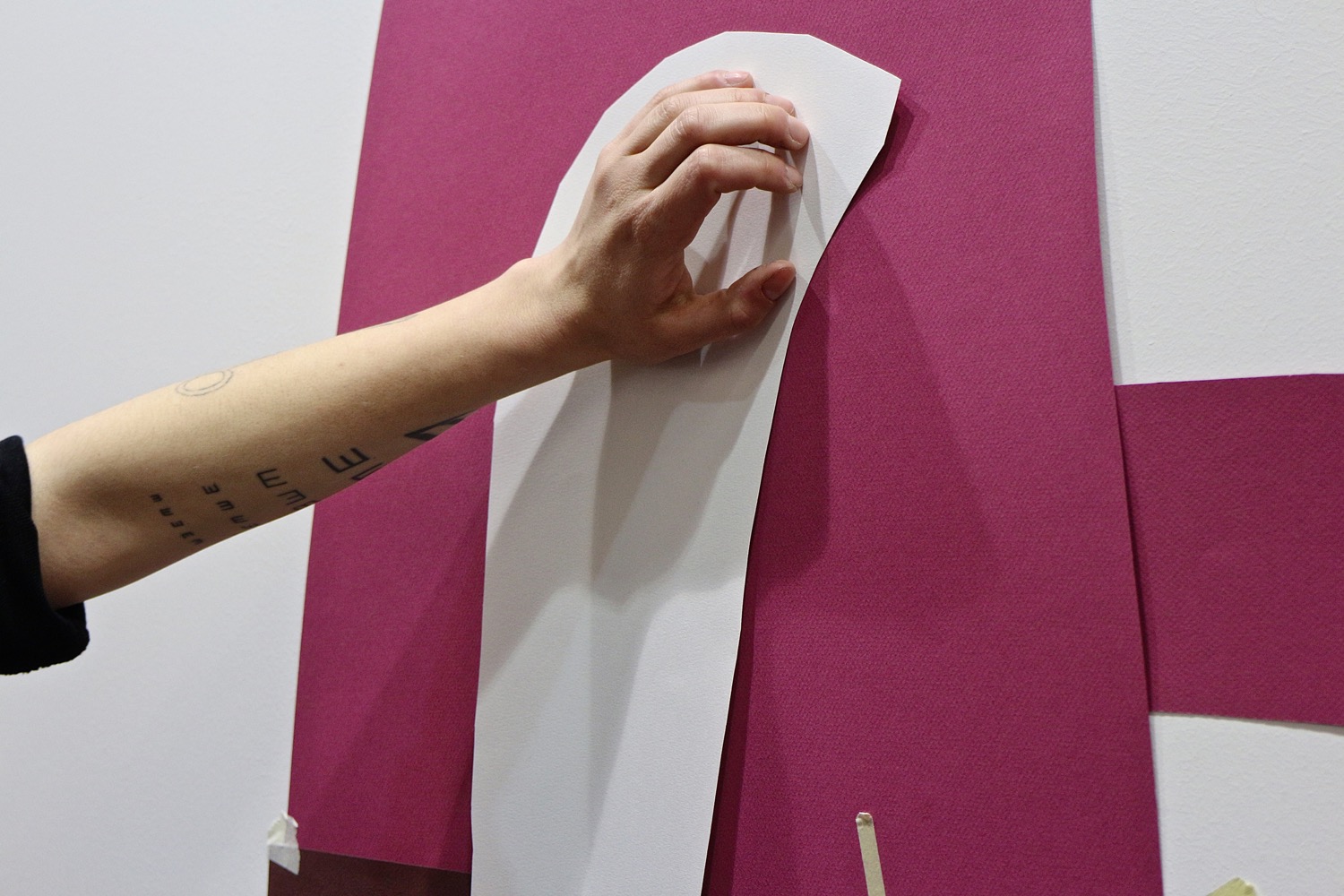 Fulvia al lavoro, assieme a Gio Pastori, su un collage di grandi dimensioni