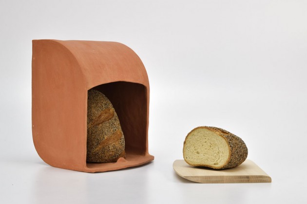 “Nest”, di Juliana De Filippis. Un contenitore in terracotta per conservare il pane