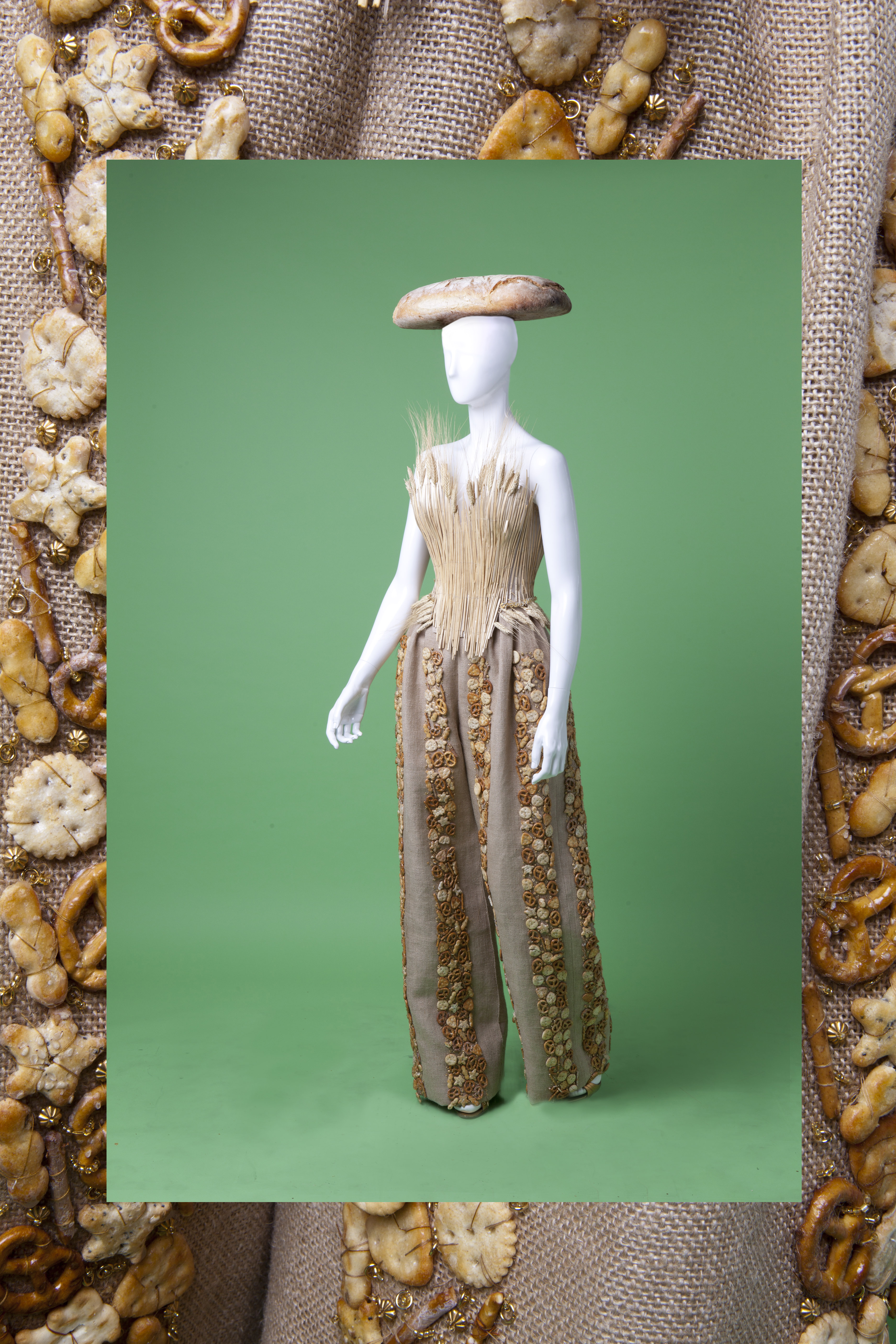 Guillermo Mariotto per Gattinoni Collezione Couture Primavera/Estate 2015 Abito del Pane Bustier realizzato con vere spighe di grano e pantalone in juta con salatini e biscotti cristalizzati. Courtesy Gattinoni Couture