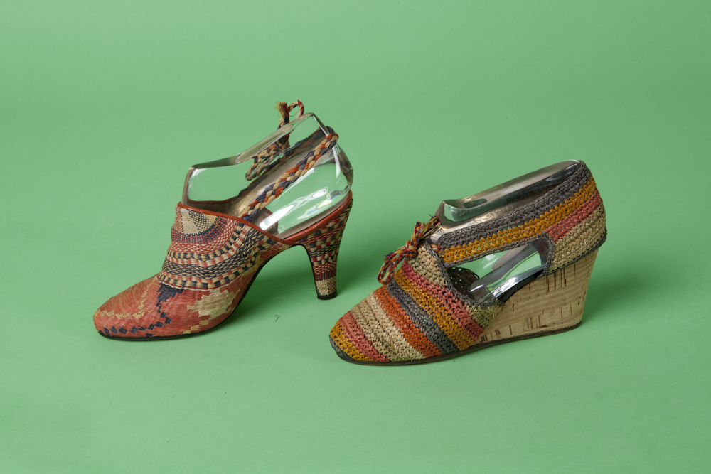 Salvatore Ferragamo Erba delle Filippine 1936-1938 Sandalo con tomaia in erba delle Filippine, multicolore, lavorata a stuoia Fondazione Salvatore Ferragamo Rafia multicolore 1942-1944 Sandalo in rafia multicolore lavorato all’uncinetto Fondazione Salvatore Ferragamo