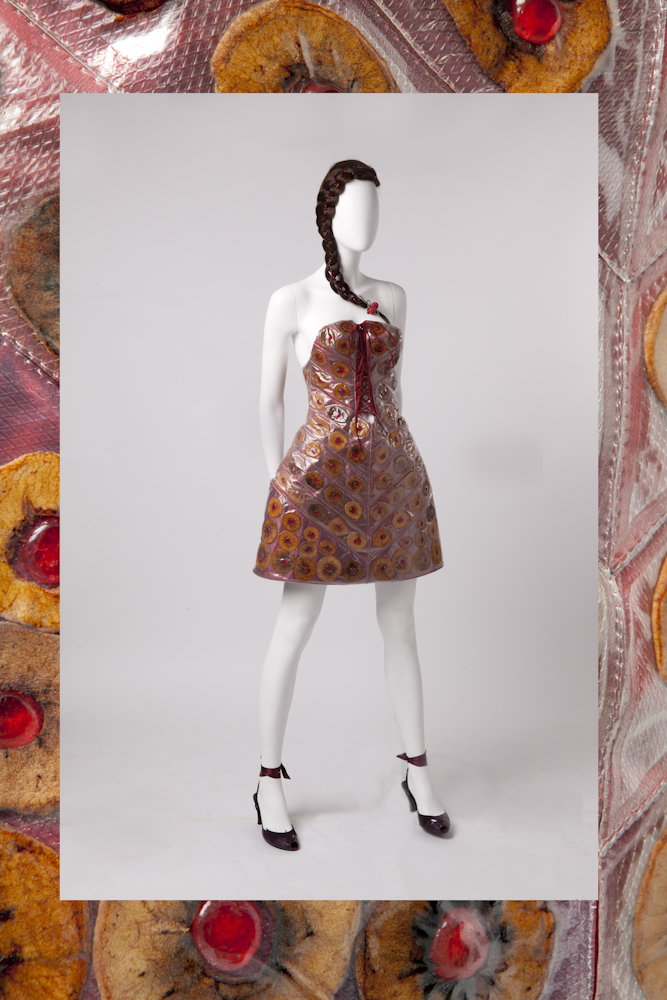 Alessandro Consiglio Collezione Food Fashion, Luglio 2002 Abito da Cocktail, Mele e Ciliegine, lavorato con la tecnica del sottovuoto. Archivio Consiglio Couture
