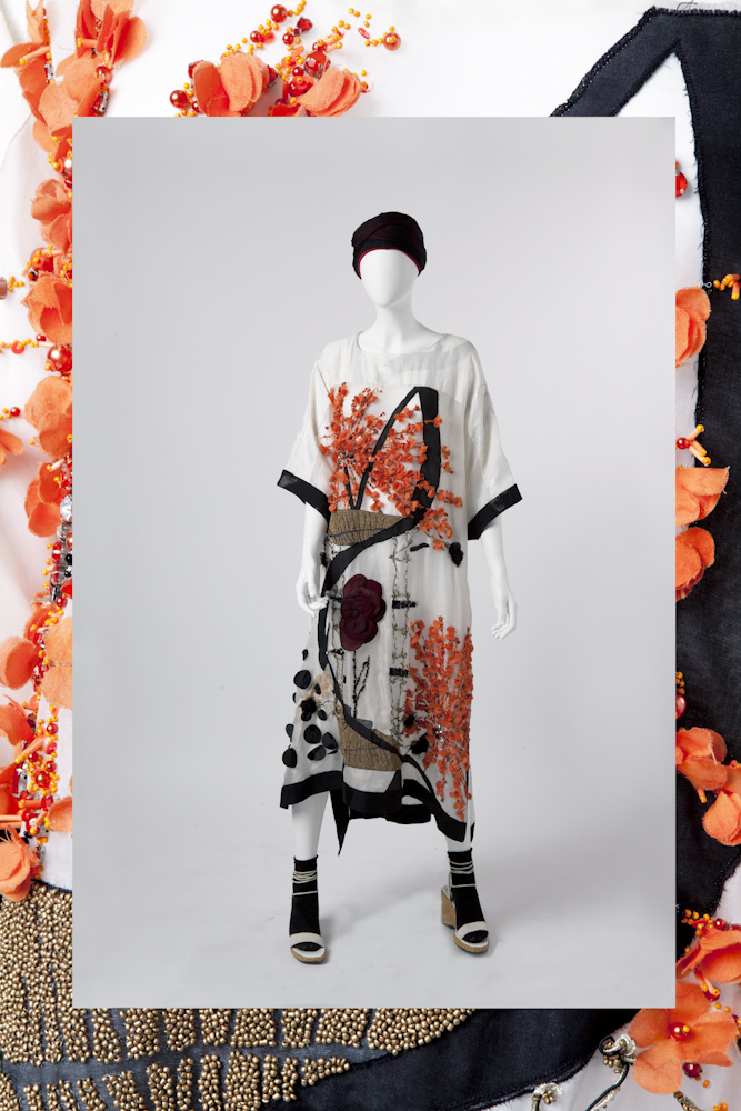 Antonio Marras Collezione Primavera/Estate 2014 Caftano in lino, seta jacquard con applicazioni a mano a motivi floreali Archivio Antonio Marras