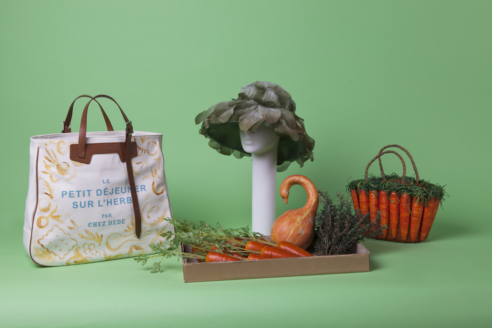 Chez Dèdè Collezione 2015 Le petite déjeuner sur l’herbe Grand sac dipinto a mano direttamente su tela, utilizzando colori ottenuti da vari alimenti. Courtesy Chez Dède