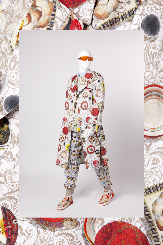 Etro Collezione “We are what we eat” Primavera/Estate 2015 Trench, camicia, pantalone in felpa e sneakers con stampa "food" Courtesy Etro
