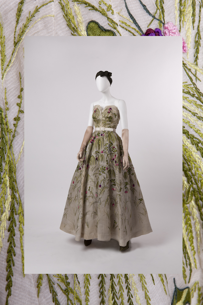 Christian Dior by Irene Galitzine Collezione Primavera/Estate 1953 Abito in organza di seta avorio con ampia gonna sorretta da una crinolina in tulle a più strati, interamente ricamato a mano con piccoli fiori e frutti Archivio Farani Sartoria Teatrale