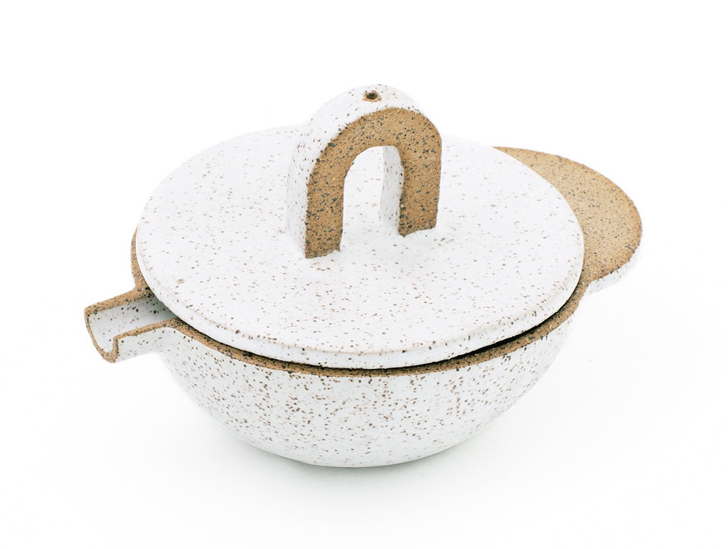 Multi Ashtray, posacenere/portaincenso in gres punteggiato di smalto bianco satinato, fatto a mano, design Recreational Center, made in Brooklyn (foto: Tetra)