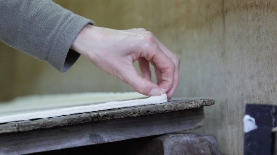 fotogramma tratto dal video “ Making of Japanese handmade paper of Kyoto Kurotani”