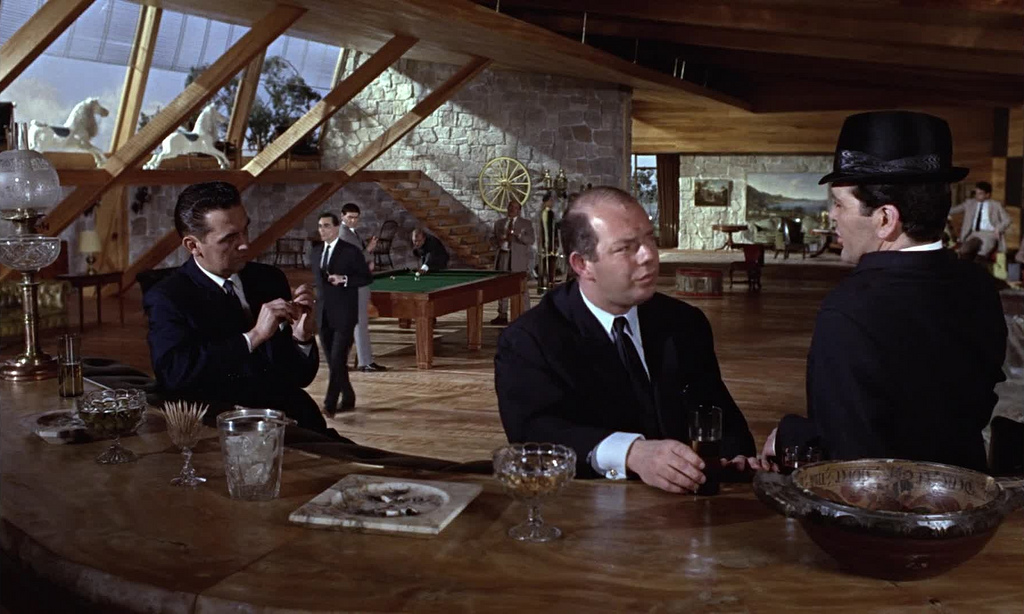 “Missione Goldfinger (Goldfinger)”, 1964, Sean Connery nel ruolo di James Bond, regia di Guy Hamilton, scenografia di Ken Adam
