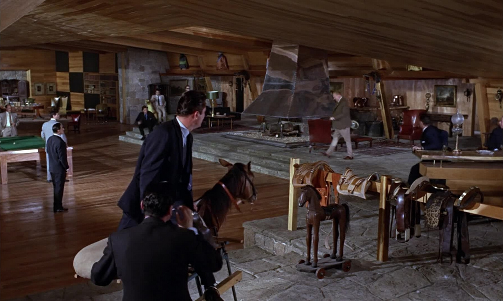 “Missione Goldfinger (Goldfinger)”, 1964, Sean Connery nel ruolo di James Bond, regia di Guy Hamilton, scenografia di Ken Adam