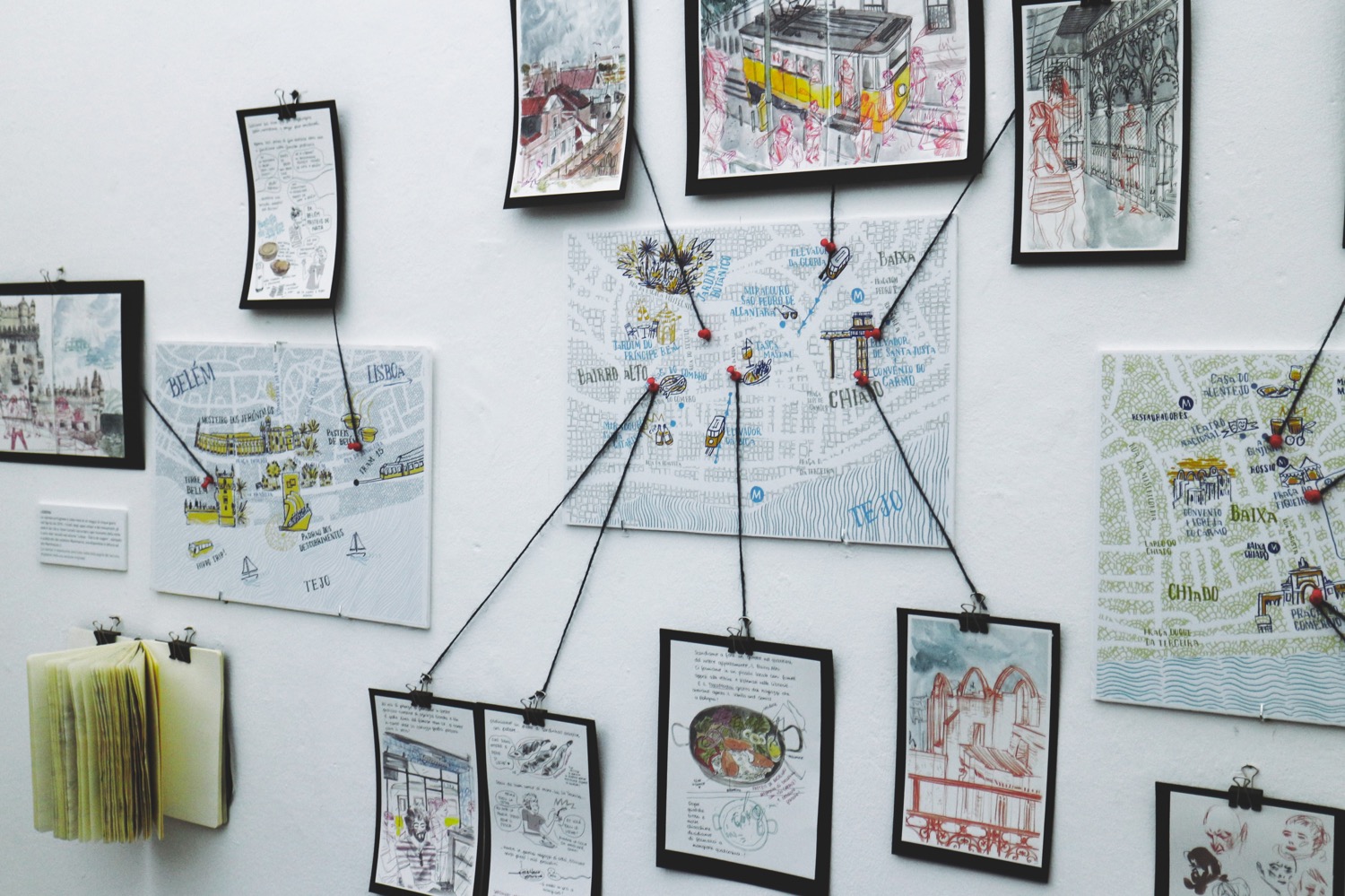 Sara Menetti, dalla mostra “Diari di viaggio: Storie di città illustrate” (foto: Simone e Sveva Sbarbati per Frizzifrizzi)