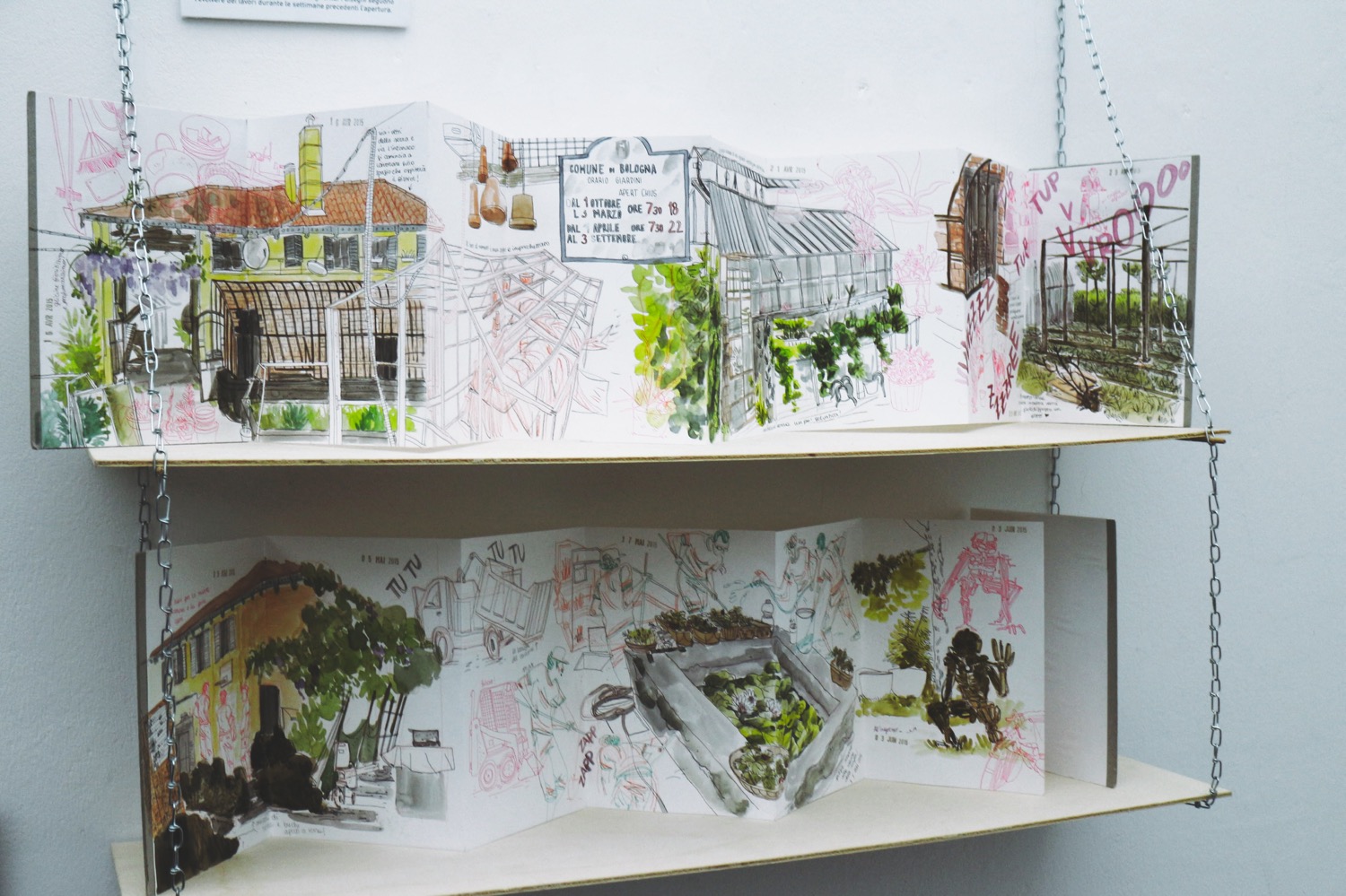 Sara Menetti, dalla mostra “Diari di viaggio: Storie di città illustrate” (foto: Simone e Sveva Sbarbati per Frizzifrizzi)