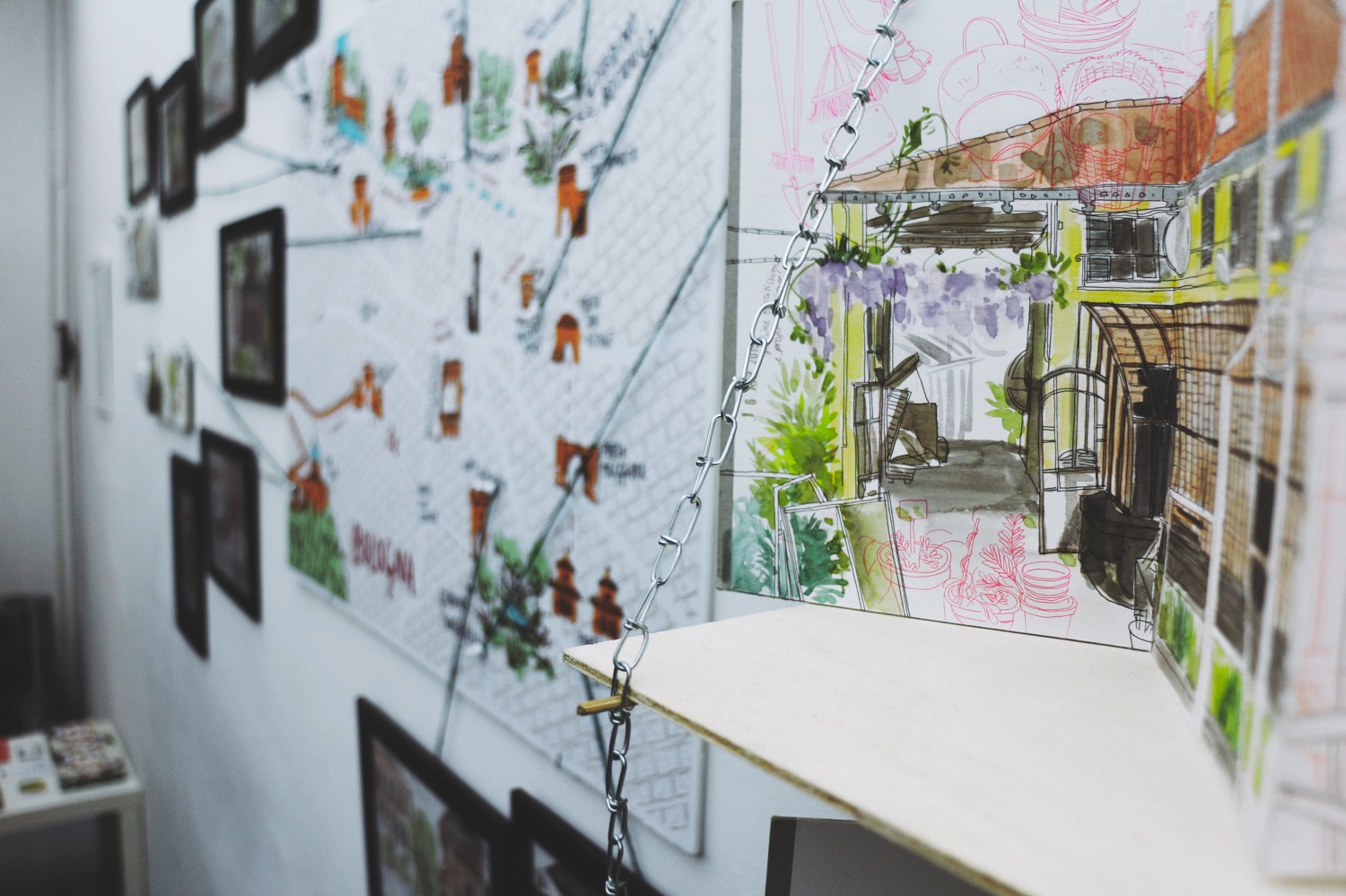Sara Menetti, dalla mostra “Diari di viaggio: Storie di città illustrate” (foto: Simone e Sveva Sbarbati per Frizzifrizzi)