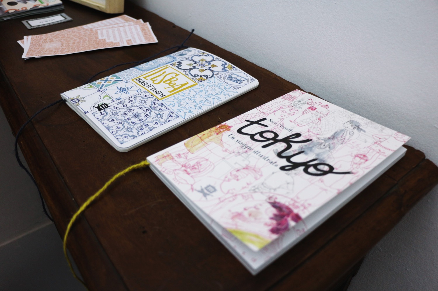 Sara Menetti, dalla mostra “Diari di viaggio: Storie di città illustrate” (foto: Simone e Sveva Sbarbati per Frizzifrizzi)