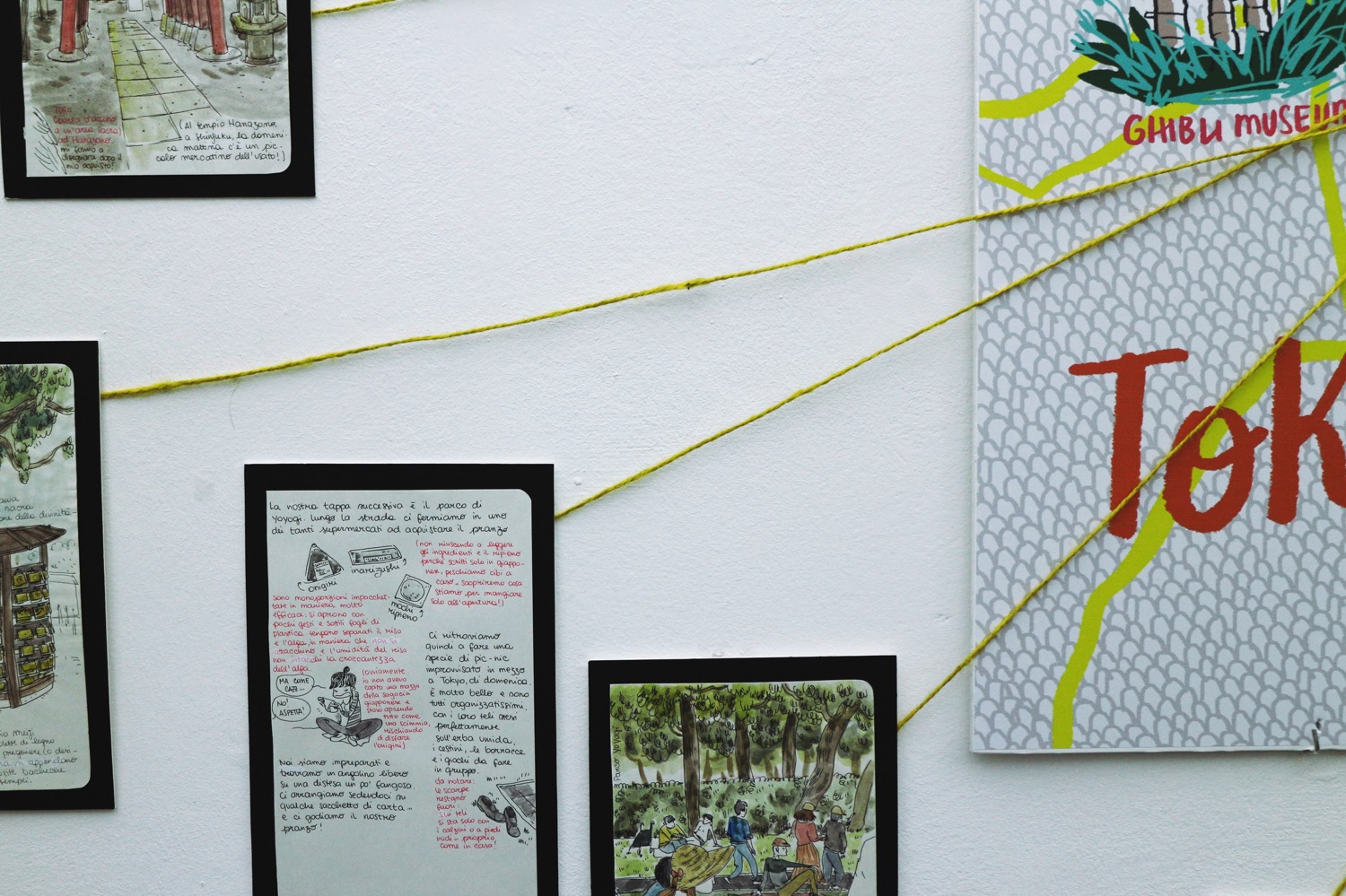 Sara Menetti, dalla mostra “Diari di viaggio: Storie di città illustrate” (foto: Simone e Sveva Sbarbati per Frizzifrizzi)