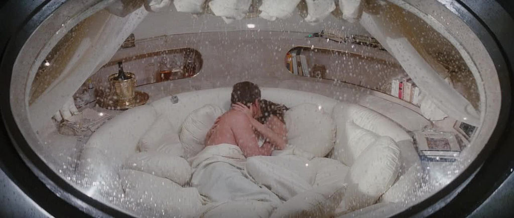 “La spia che mi amava (The spy who loved me)”, 1977, Roger Moore nel ruolo di James Bond, regia di Lewis Gilbert, scenografia di Ken Adam