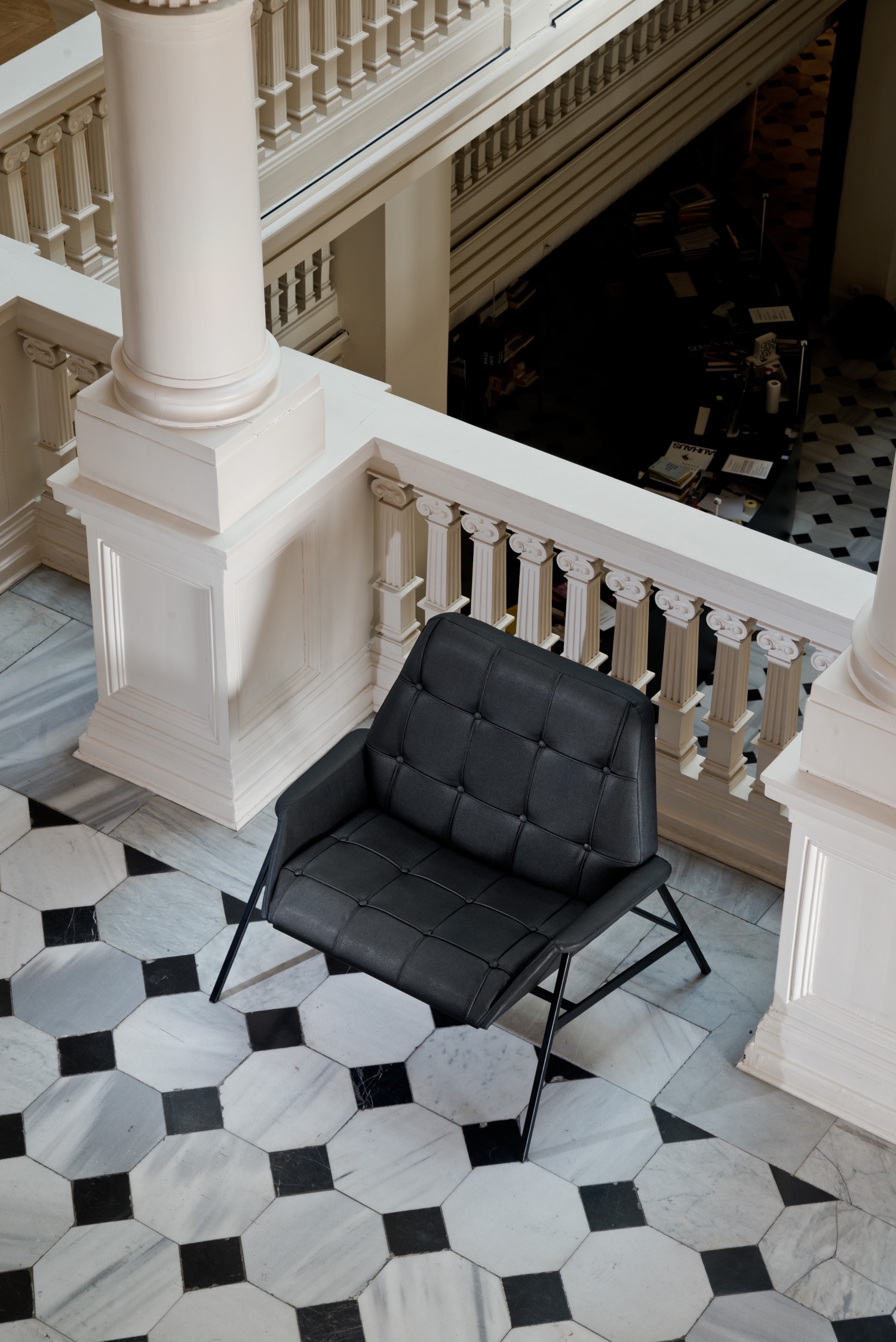 Studio 900 Design, “Lara Armchair”, poltrona in eco-pelle (foto: Erhan Tarlig - courtesy Studio 900 Design)