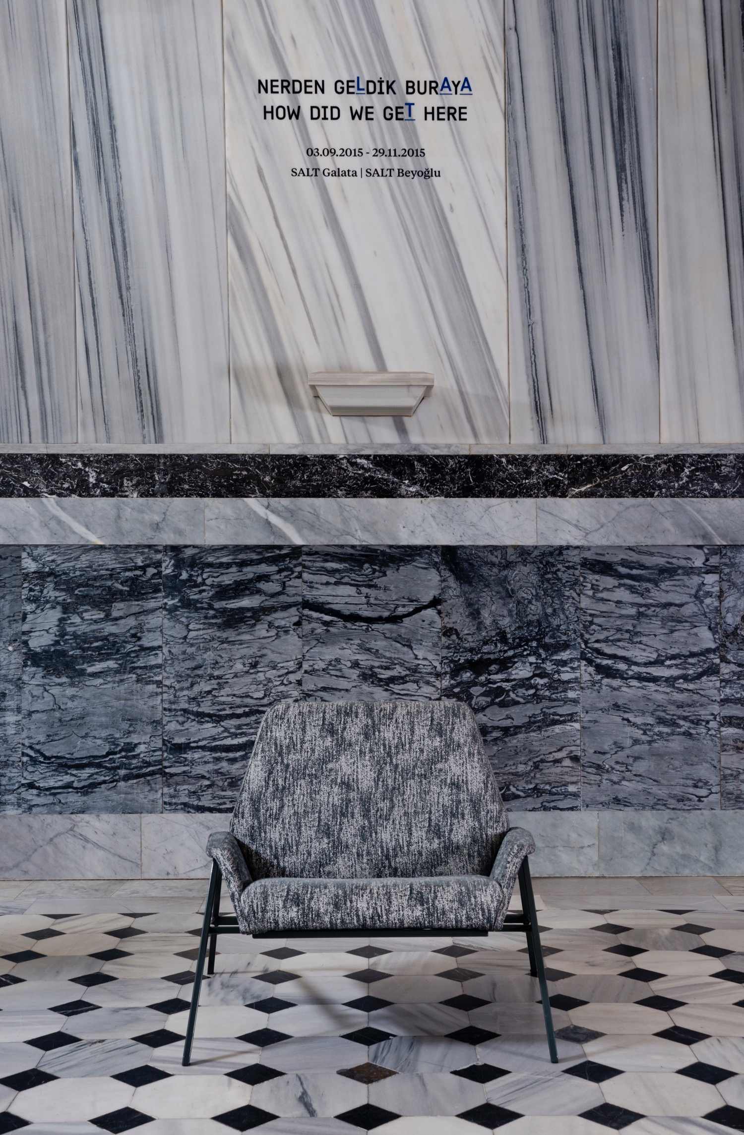 Studio 900 Design, “Lara Armchair”, poltrona in tessuto bicolore intrecciato (foto: Erhan Tarlig - courtesy Studio 900 Design)