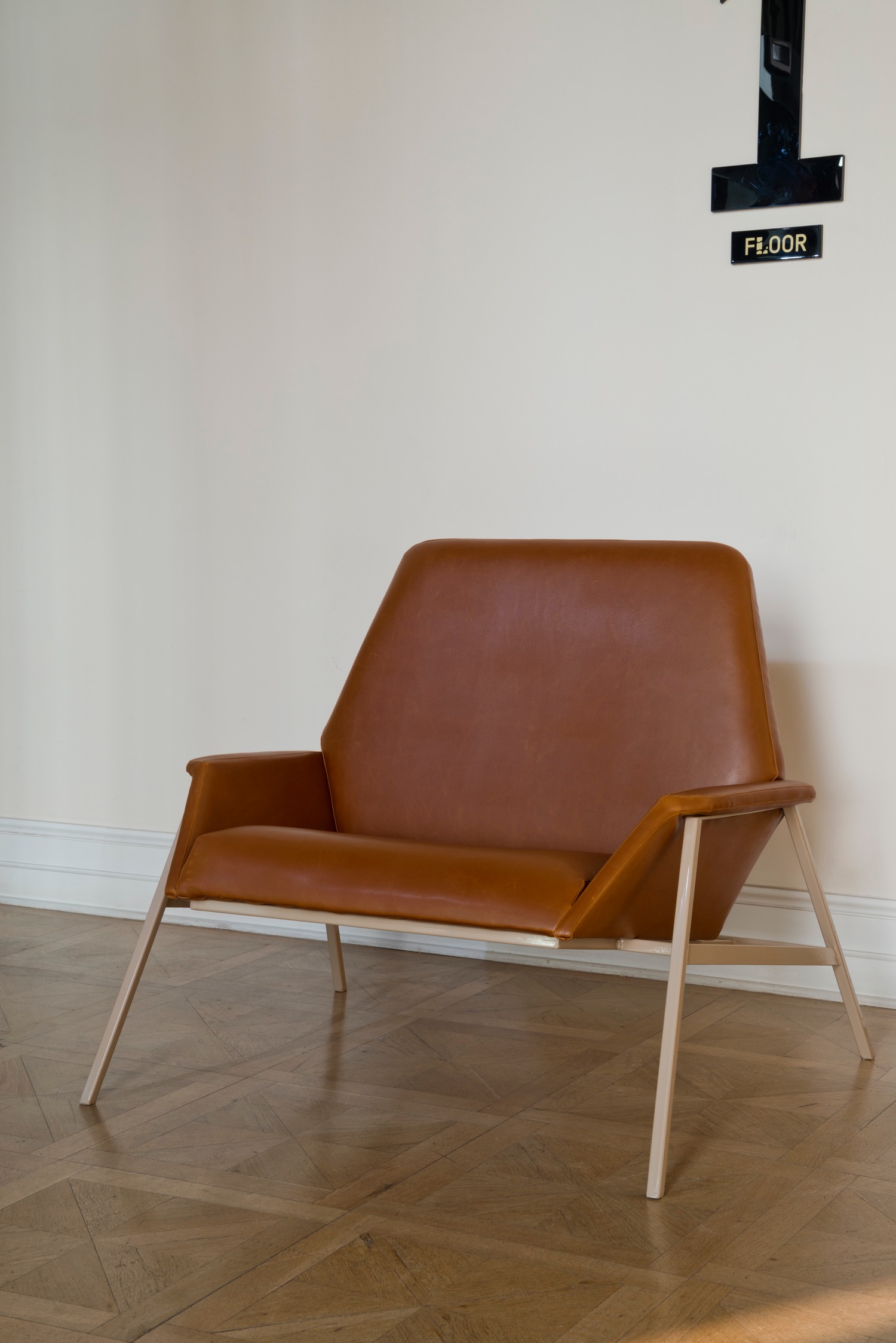 Studio 900 Design, collezione Geometrico, “Lara Armchair”, poltrona in eco-pelle (foto: Erhan Tarlig - courtesy Studio 900 Design)