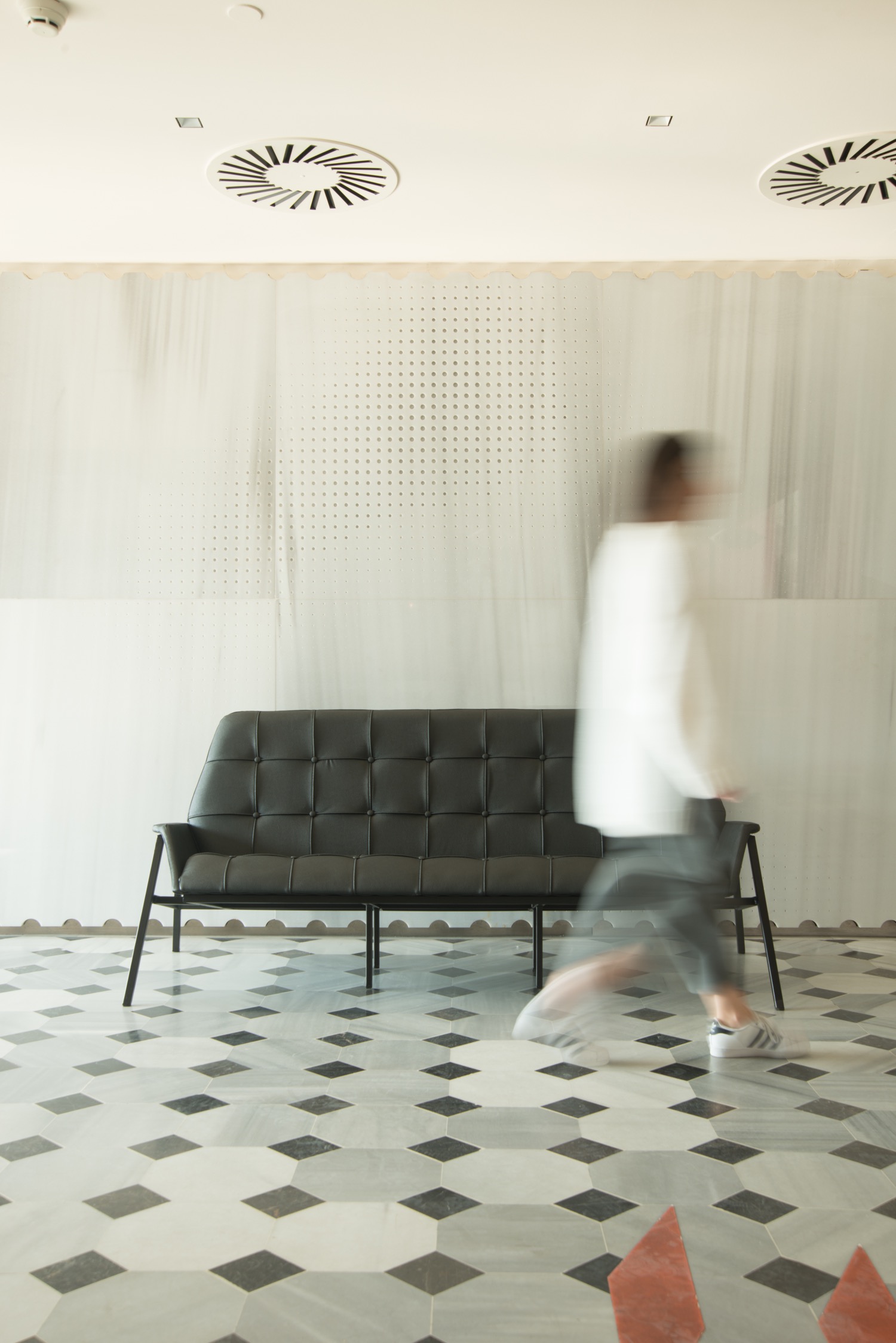 Studio 900 Design, “Lara Sofa”, divano in eco-pelle (foto: Erhan Tarlig - courtesy Studio 900 Design)