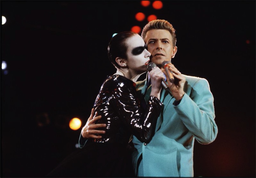 Annie Lennox and David Bowie performing at the Freddie Mercury tribute at Wembley stadium, 1992 (©Michael Putland)