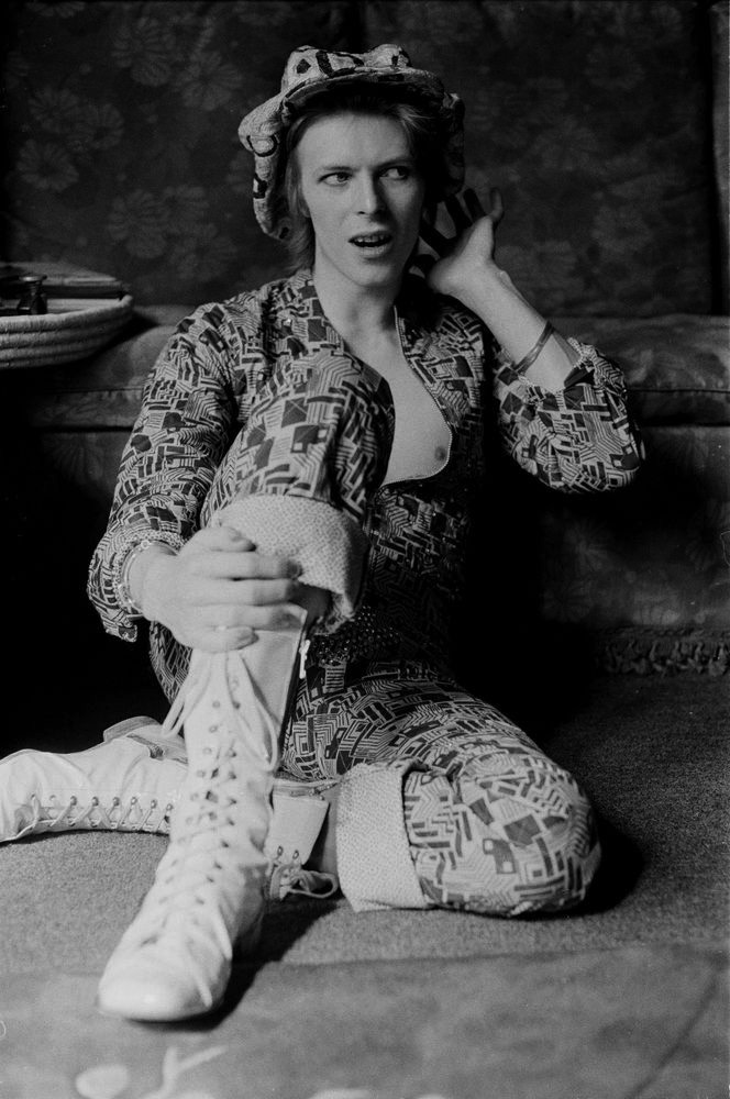 David Bowie at home, Beckenham Kent, UK, 1972 (©Michael Putland)