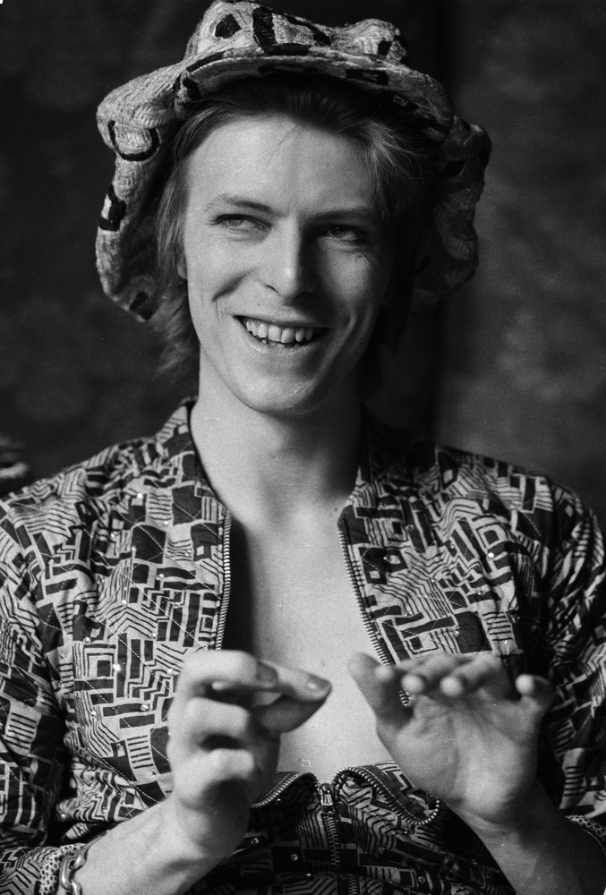 David Bowie at home, Beckenham Kent, UK, 1972 (©Michael Putland)