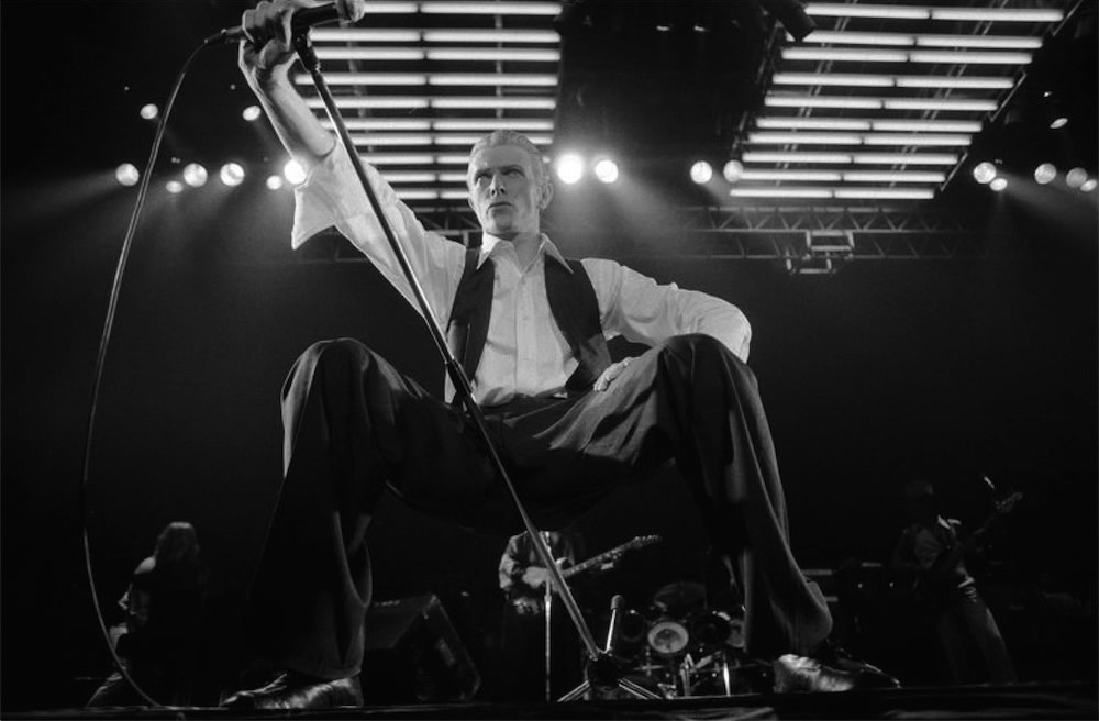 David Bowie performing live at Wembley arena, 1976 (©Michael Putland)
