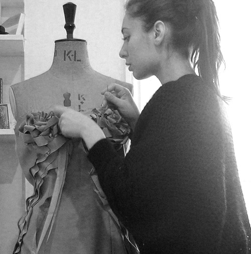 Michela Fasanella al lavoro su un capo (courtesy: aroma30)