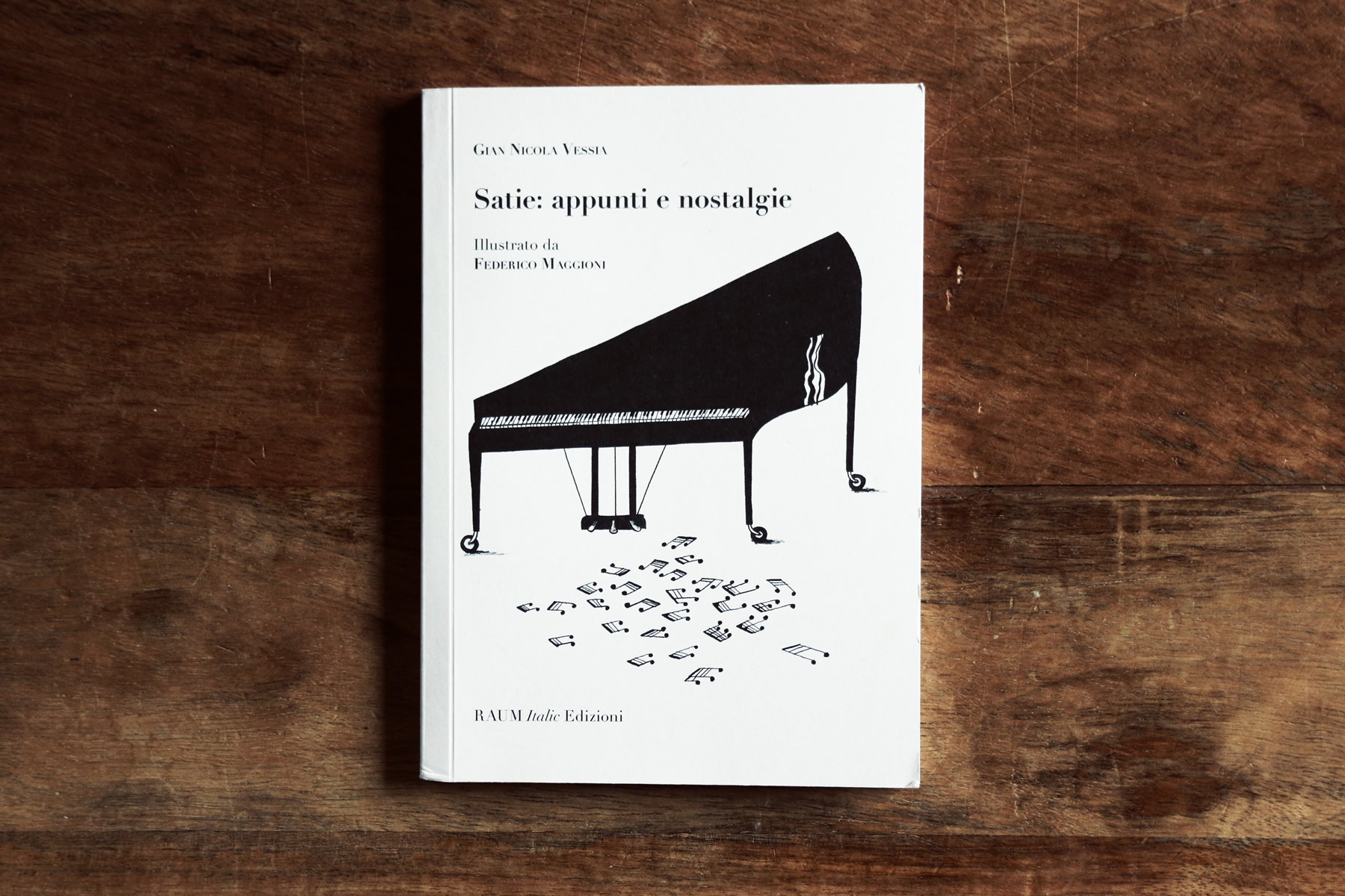 Satie: appunti e nostalgie, di Gian Nicola Vessia, illustrazione di Federico Maggioni, Raum Italic 2015 (foto: Frizzifrizzi)