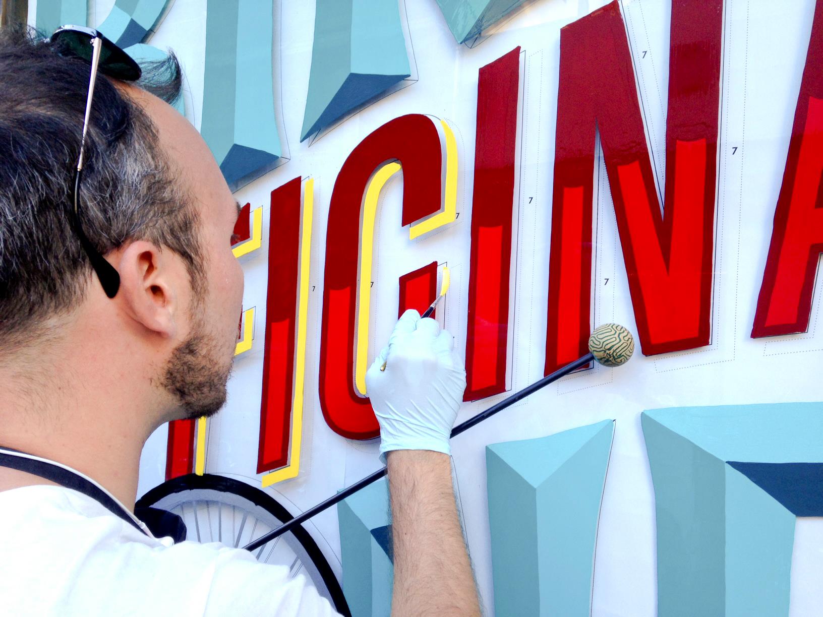 Joe Miceli di AlfaType Fonts all'opera su lettering a pennello