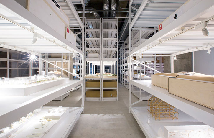 uno degli spazi espositivi e d'archiviazione (foto via: ARCHI-DEPOT)