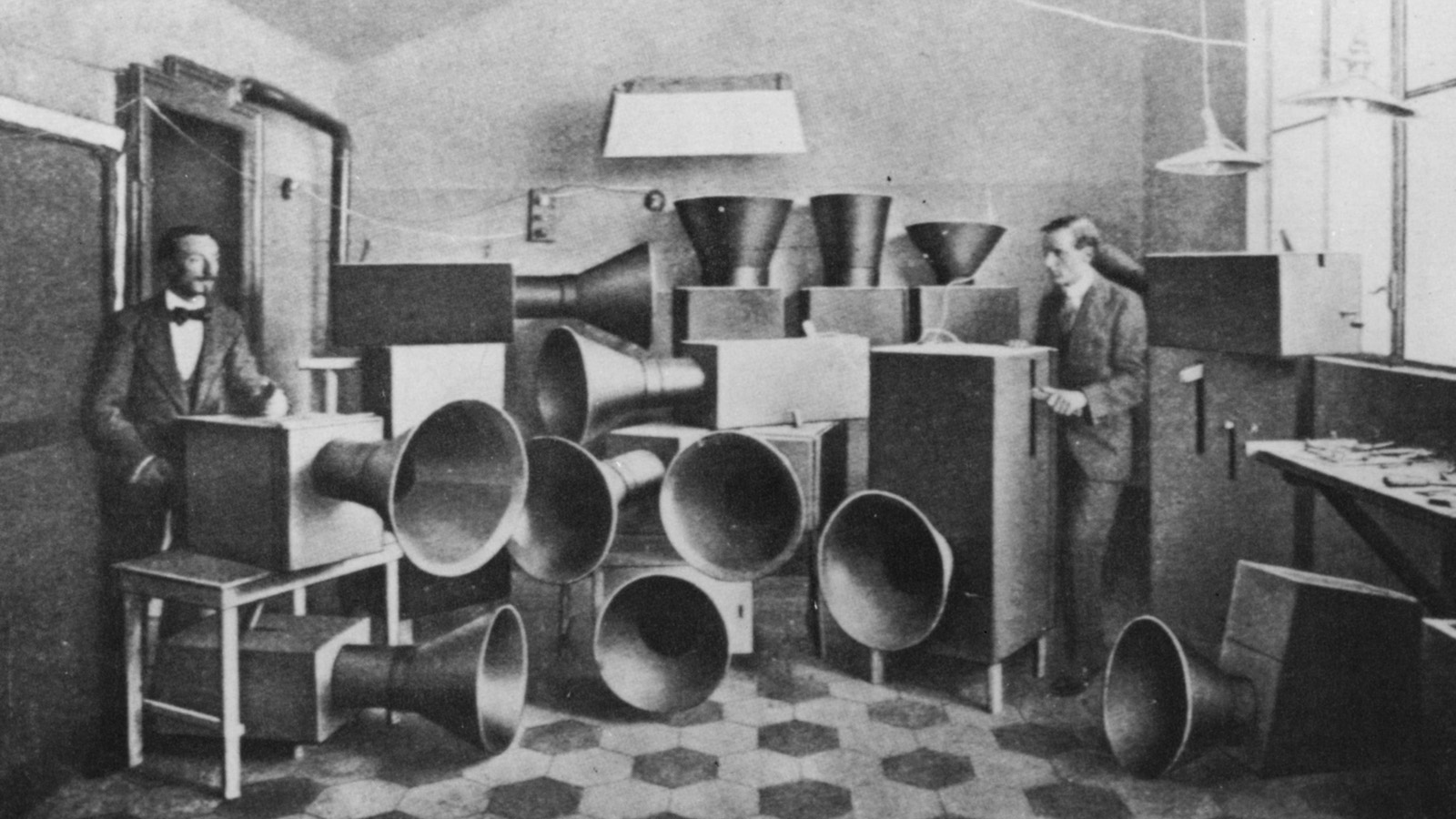 Luigi Russolo (a sinistra) insieme a un suo assistente, con una serie di “intonarumori”, strumenti da lui inventati in grado di generare un rumore modulato in altezza (foto: Hulton Archive/Getty Images)